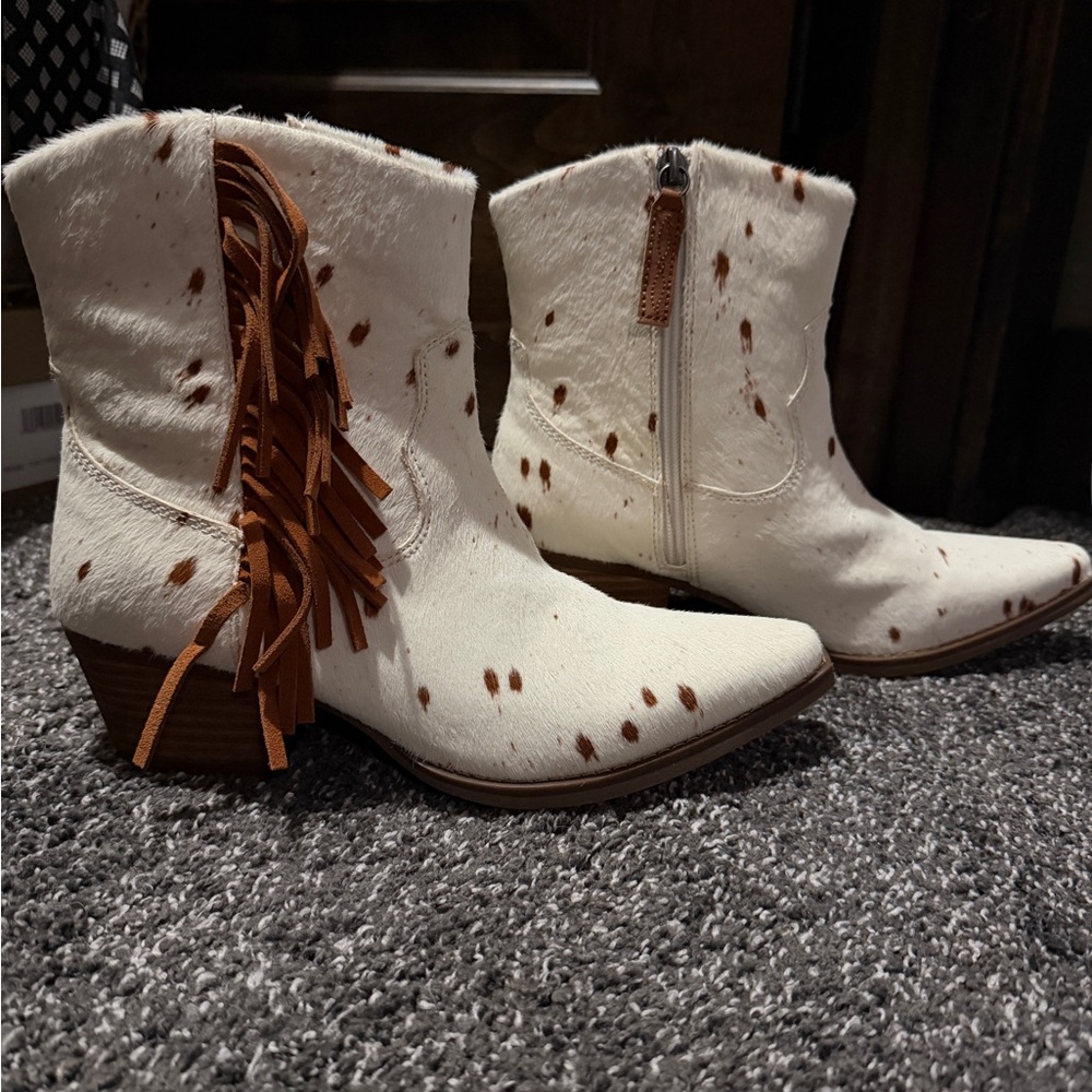 Dingo White and Brown Ankle Booties